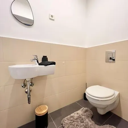 Location Up To 6 Guests