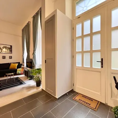 Location Up To 6 Guests