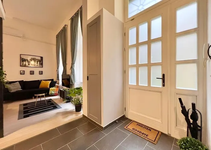 Location Up To 6 Guests