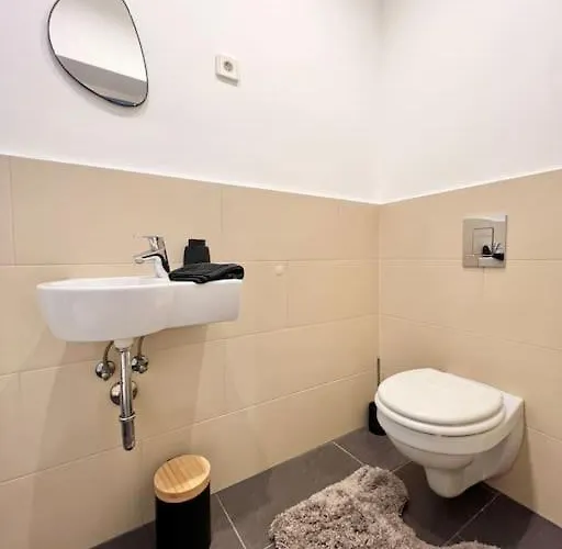 Location Up To 6 Guests